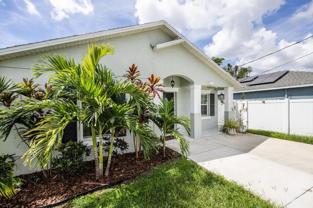 Modern Luxury Home Located In Tampa! Exterior photo